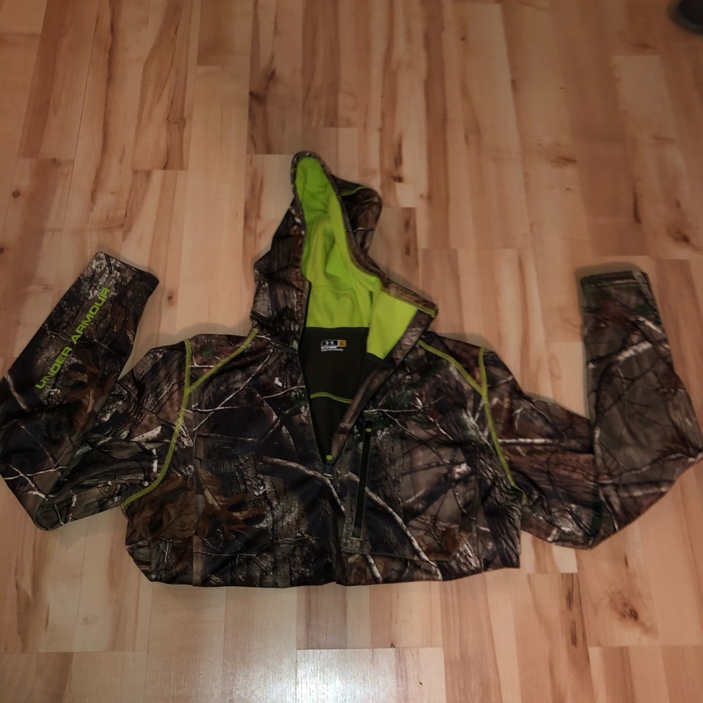 Under Armour sweatshirt